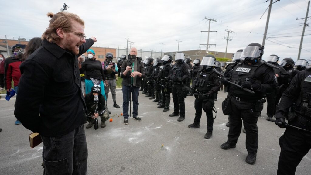 Court overturns restrictions on federal crowd control methods in Chicago